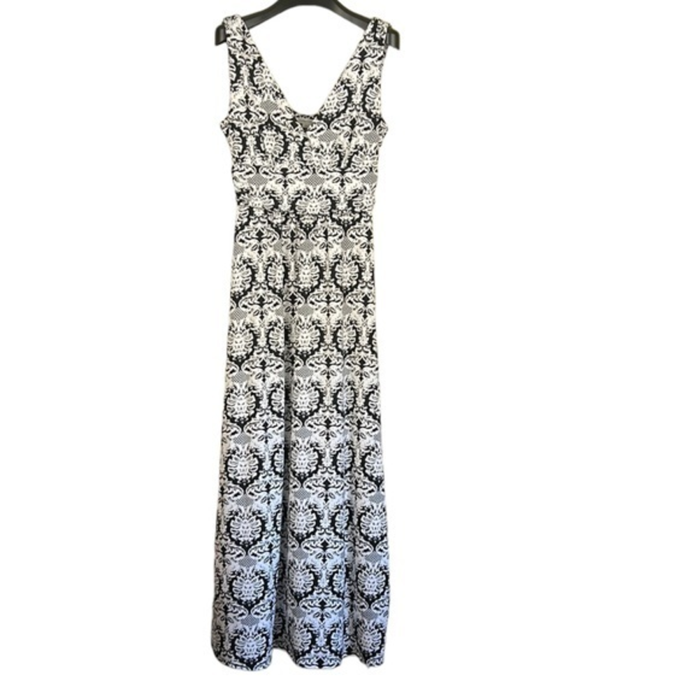 Black and white sleeveless maxi dress size medium‎